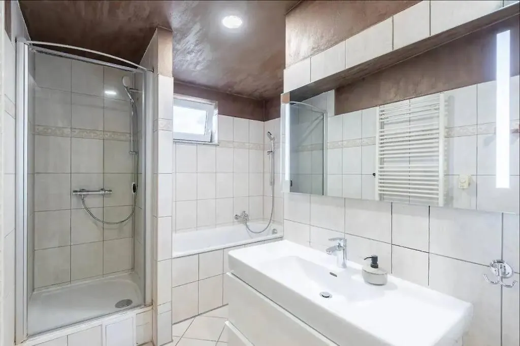 Huge 5-Bedrooms Apartment Near Prague Castle