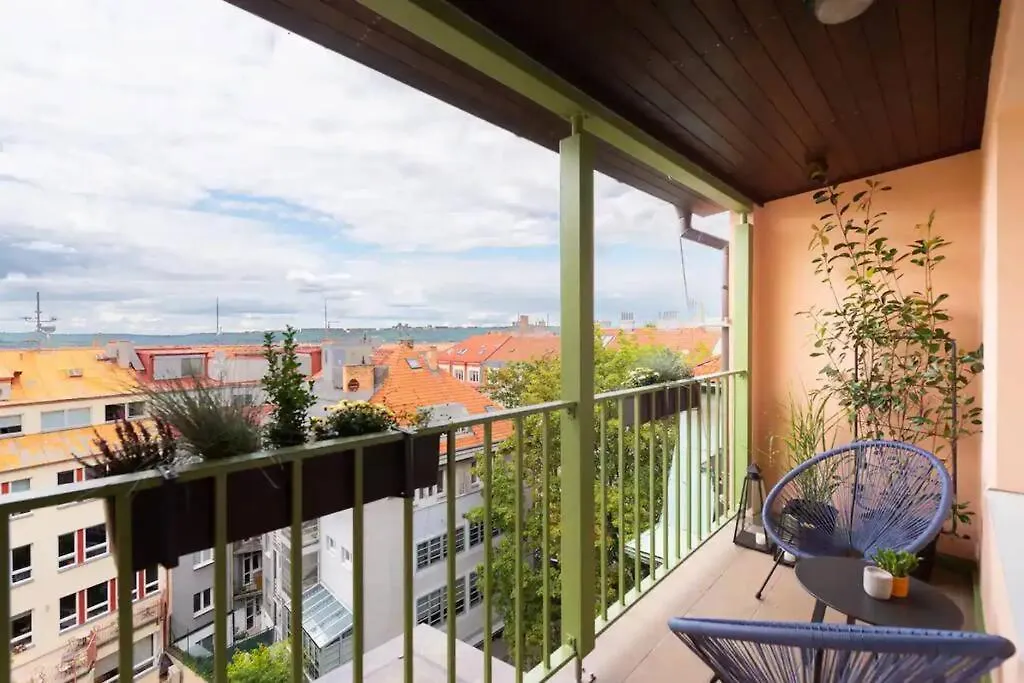 Huge 5-Bedrooms Apartment Near Prague Castle