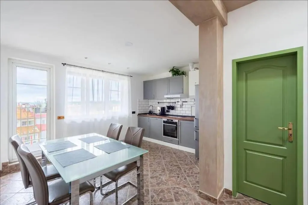 Huge 5-Bedrooms Apartment Near Prague Castle 0*,