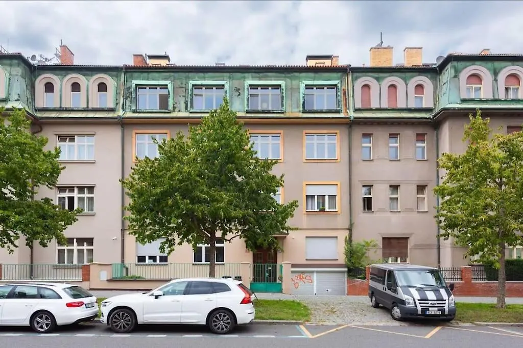 Huge 5-Bedrooms Apartment Near Prague Castle