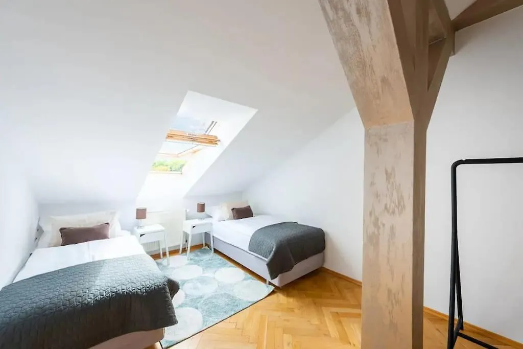 Huge 5-Bedrooms Apartment Near Prague Castle 0*,