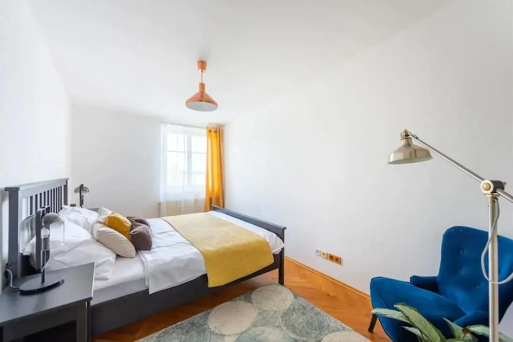 Huge 5-Bedrooms Apartment Near Prague Castle